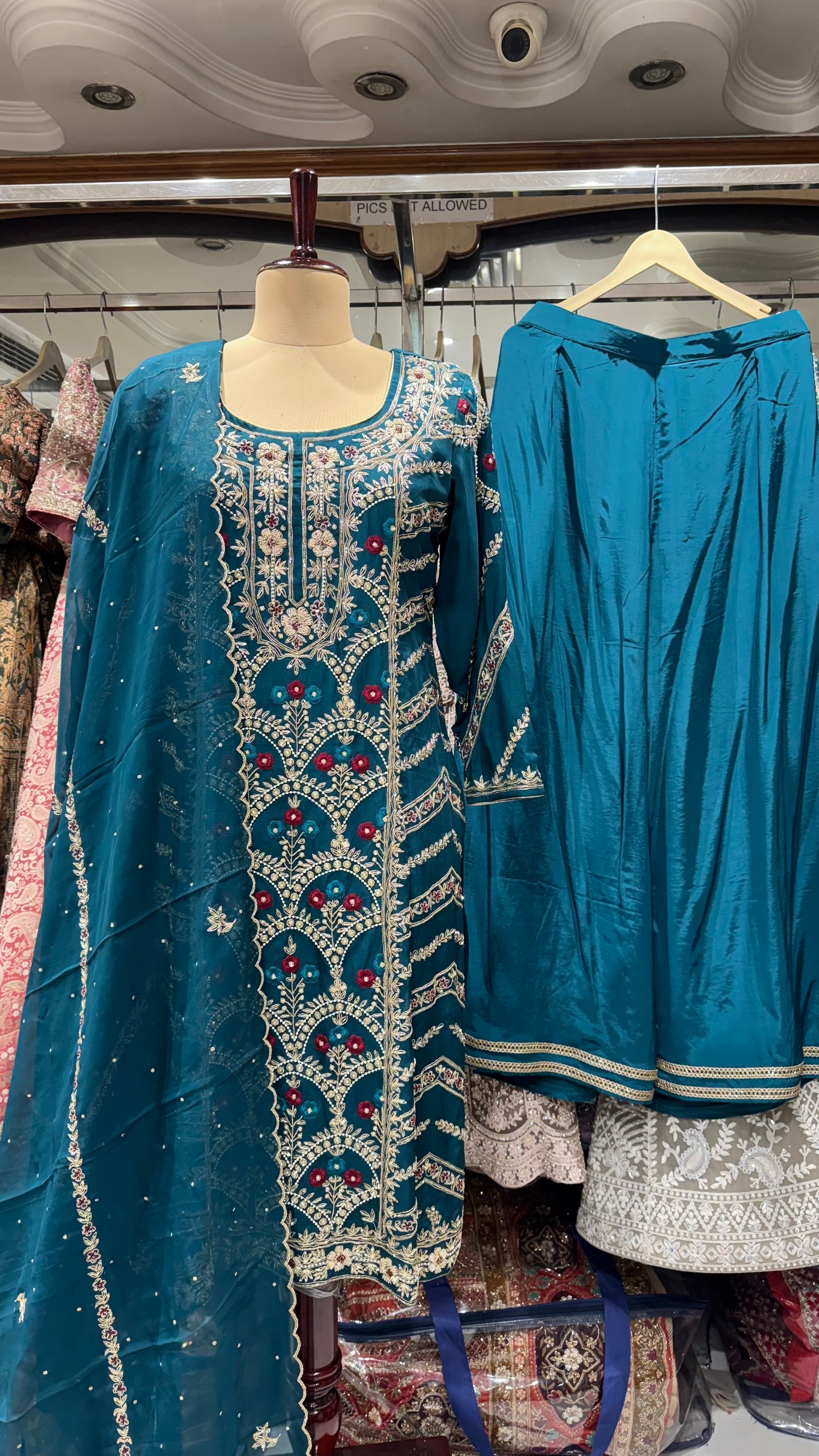 Elegant Hand Embroidered Zardozi Readymade Suit – Free Size (Up to 44” Bust)